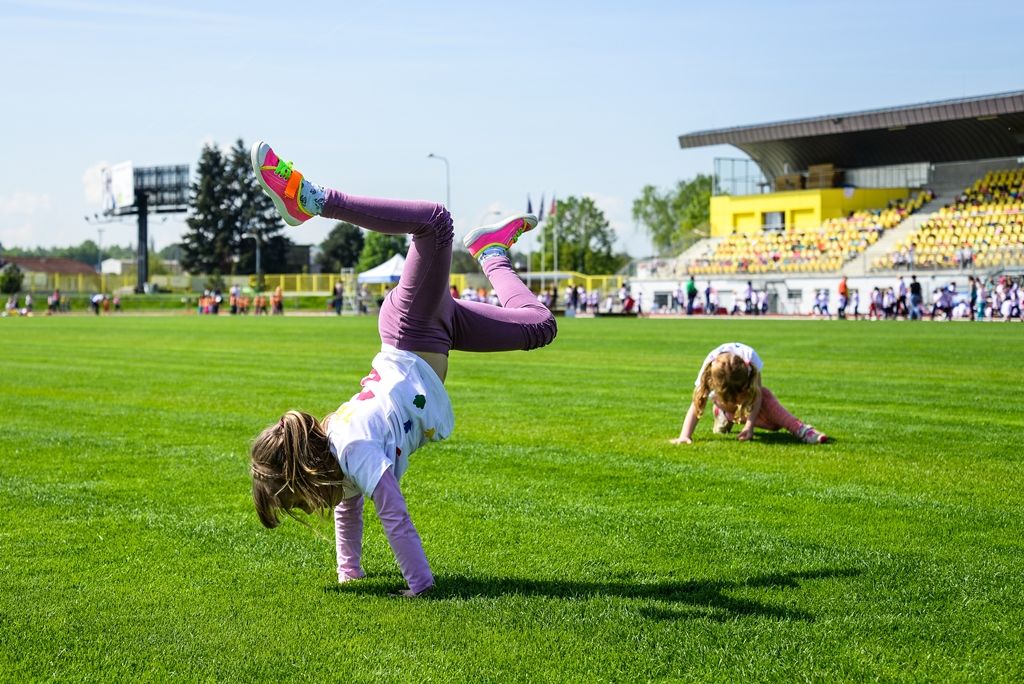 Sportovní hry mateřských škol 2017 (foto: M. Pecuch, předávání cen: V. Libeš, 16.5.2017)