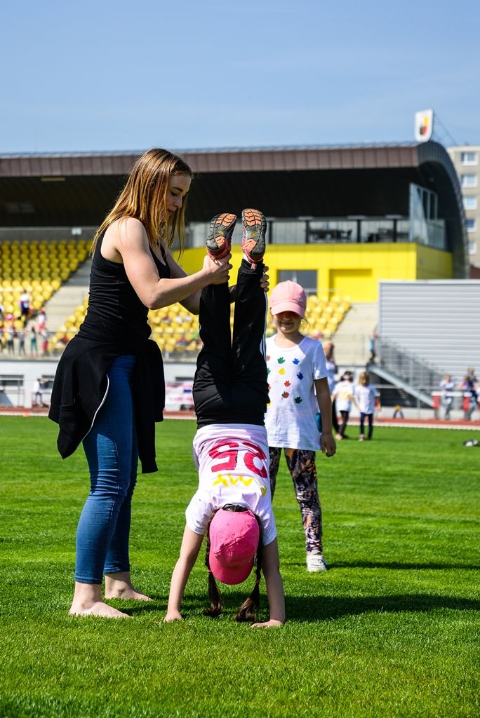 Sportovní hry mateřských škol 2017 (foto: M. Pecuch, předávání cen: V. Libeš, 16.5.2017)