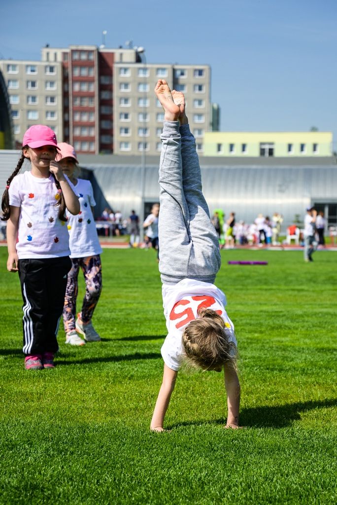 Sportovní hry mateřských škol 2017 (foto: M. Pecuch, předávání cen: V. Libeš, 16.5.2017)