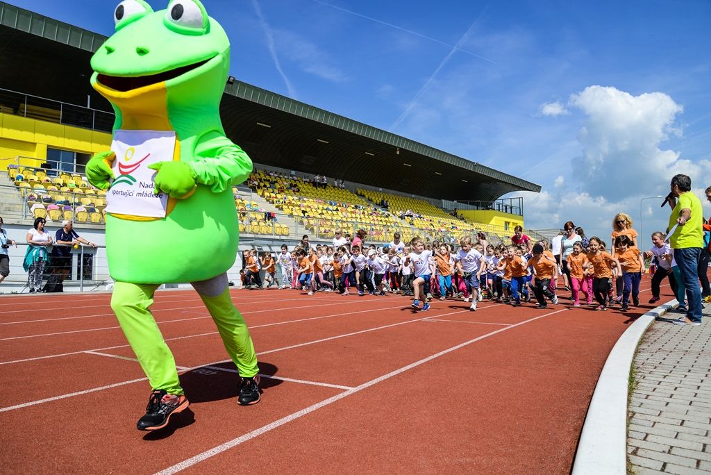 Sportovní hry mateřských škol 2017 (foto: M. Pecuch, předávání cen: V. Libeš, 16.5.2017)