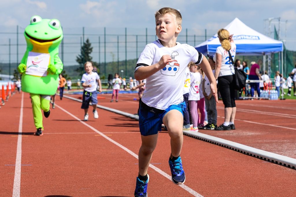 Sportovní hry mateřských škol 2017 (foto: M. Pecuch, předávání cen: V. Libeš, 16.5.2017)