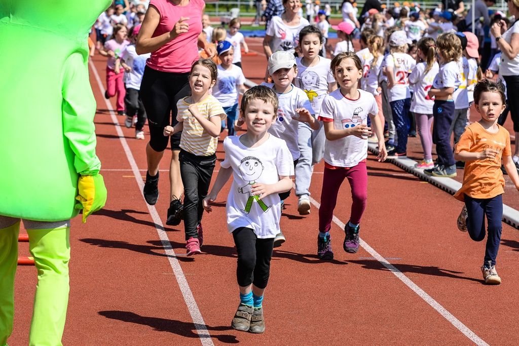 Sportovní hry mateřských škol 2017 (foto: M. Pecuch, předávání cen: V. Libeš, 16.5.2017)