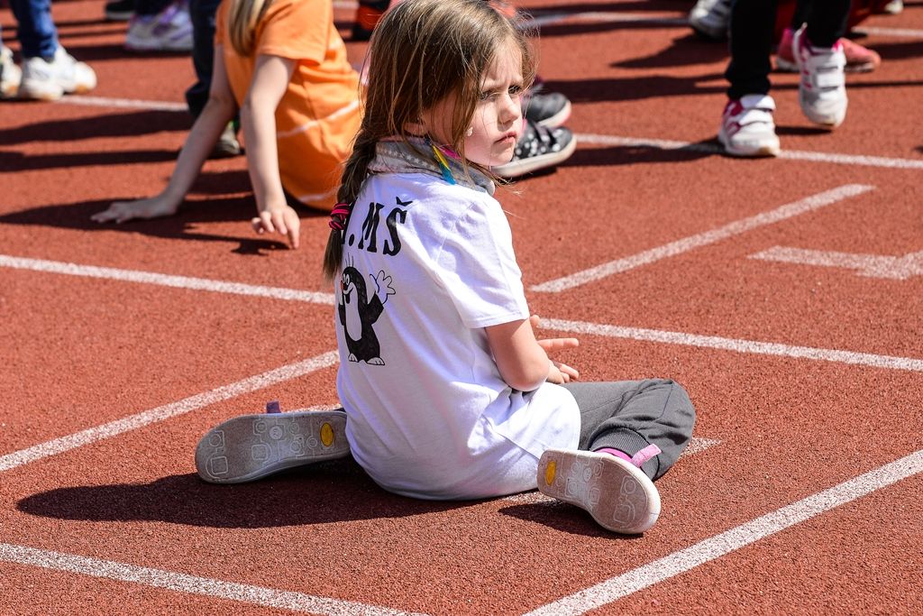 Sportovní hry mateřských škol 2017 (foto: M. Pecuch, předávání cen: V. Libeš, 16.5.2017)