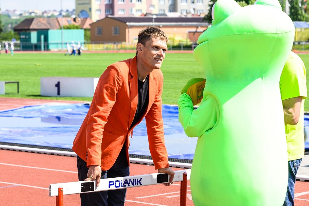 Sportovní hry mateřských škol 2017 (foto: M. Pecuch, předávání cen: V. Libeš, 16.5.2017)