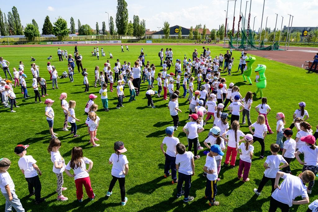 Sportovní hry mateřských škol 2017 (foto: M. Pecuch, předávání cen: V. Libeš, 16.5.2017)