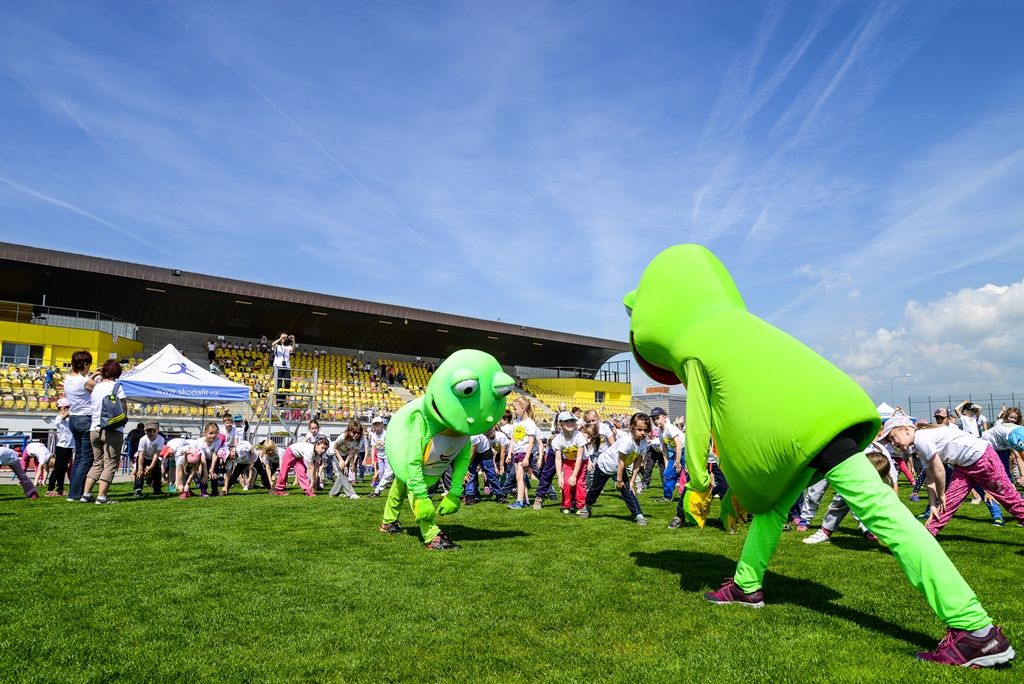 Sportovní hry mateřských škol 2017 (foto: M. Pecuch, předávání cen: V. Libeš, 16.5.2017)
