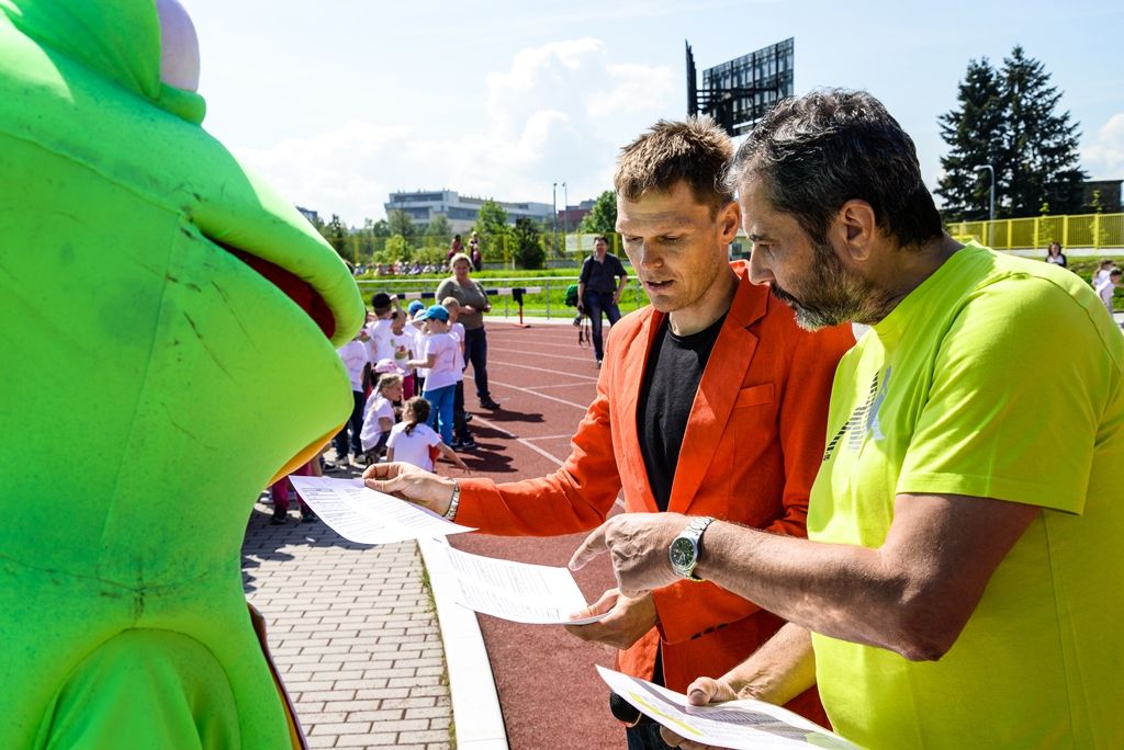 Sportovní hry mateřských škol 2017 (foto: M. Pecuch, předávání cen: V. Libeš, 16.5.2017)