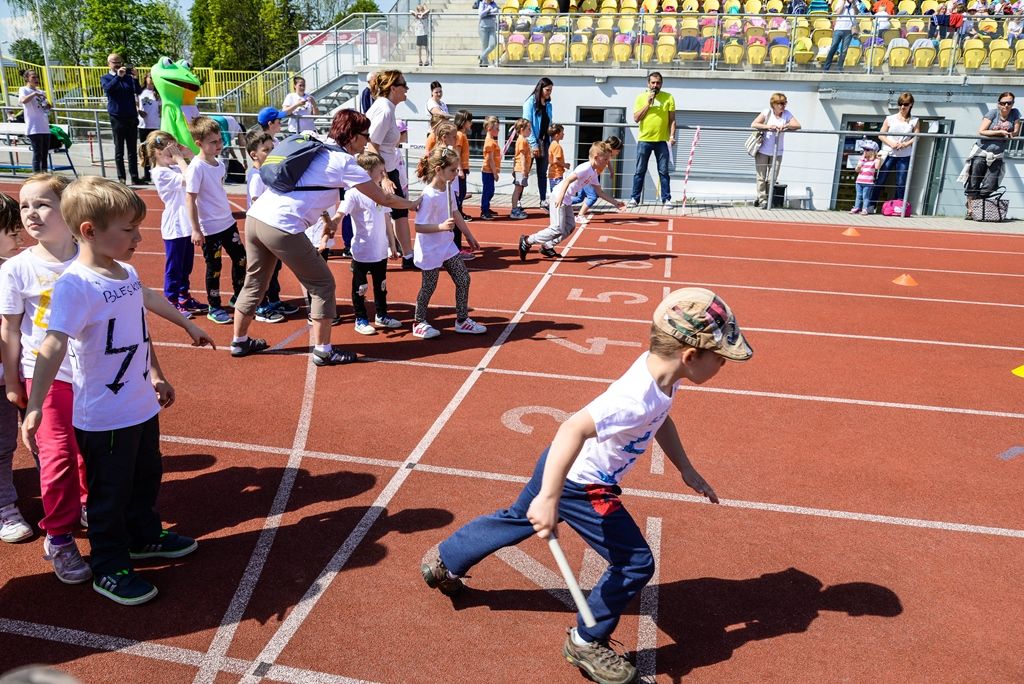 Sportovní hry mateřských škol 2017 (foto: M. Pecuch, předávání cen: V. Libeš, 16.5.2017)
