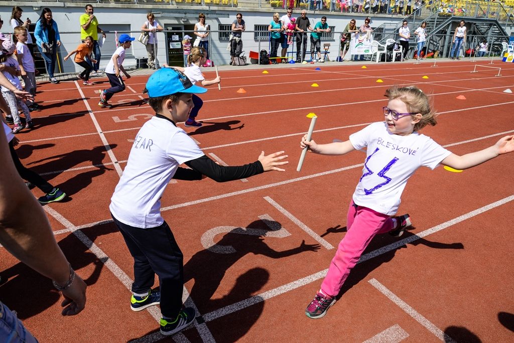 Sportovní hry mateřských škol 2017 (foto: M. Pecuch, předávání cen: V. Libeš, 16.5.2017)