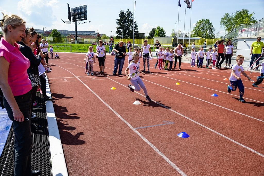 Sportovní hry mateřských škol 2017 (foto: M. Pecuch, předávání cen: V. Libeš, 16.5.2017)