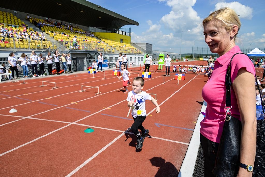 Sportovní hry mateřských škol 2017 (foto: M. Pecuch, předávání cen: V. Libeš, 16.5.2017)
