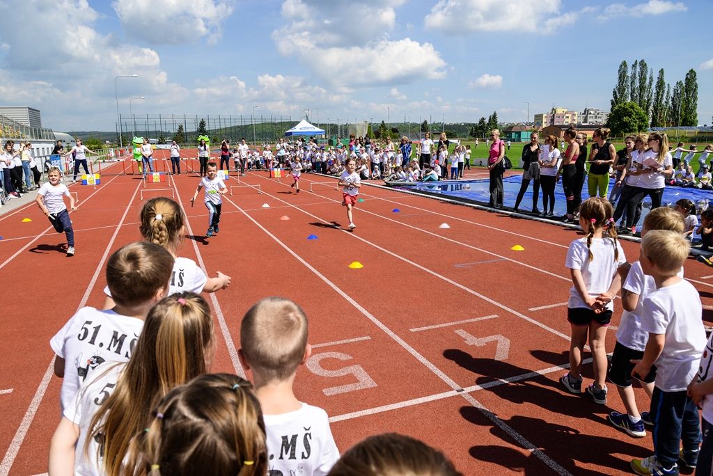 Sportovní hry mateřských škol 2017 (foto: M. Pecuch, předávání cen: V. Libeš, 16.5.2017)