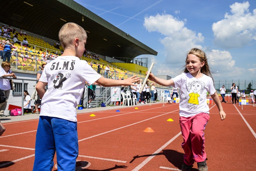 Sportovní hry mateřských škol 2017 (foto: M. Pecuch, předávání cen: V. Libeš, 16.5.2017)
