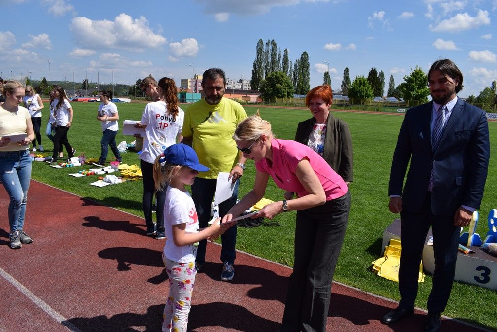 Sportovní hry mateřských škol 2017 (foto: M. Pecuch, předávání cen: V. Libeš, 16.5.2017)