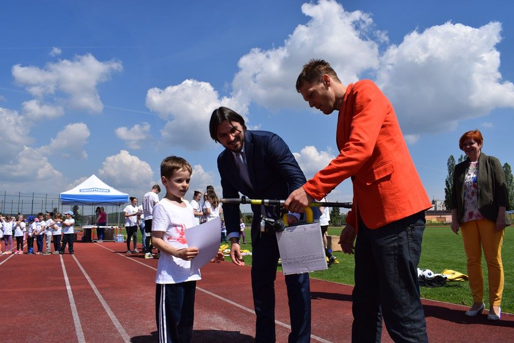 Sportovní hry mateřských škol 2017 (foto: M. Pecuch, předávání cen: V. Libeš, 16.5.2017)