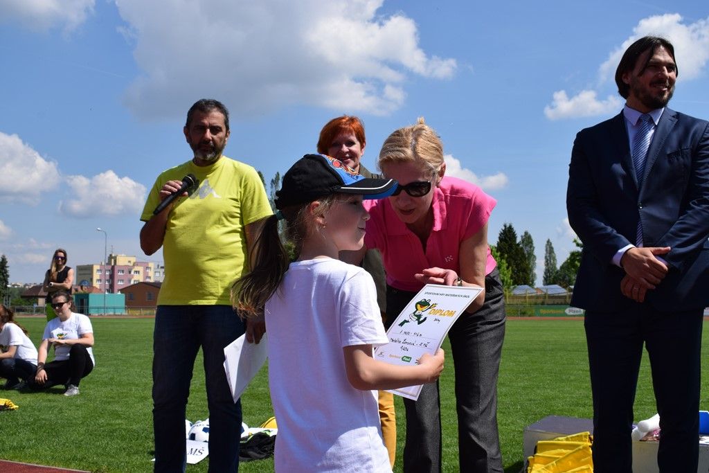 Sportovní hry mateřských škol 2017 (foto: M. Pecuch, předávání cen: V. Libeš, 16.5.2017)