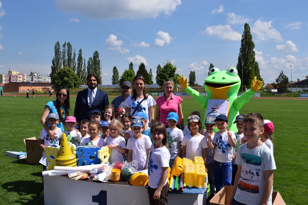 Sportovní hry mateřských škol 2017 (foto: M. Pecuch, předávání cen: V. Libeš, 16.5.2017)