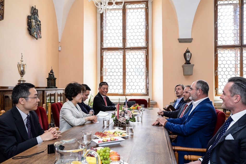 Setkání primátora s čínskou velvyslankyní (foto: M. Pecuch, 29.5.2017)