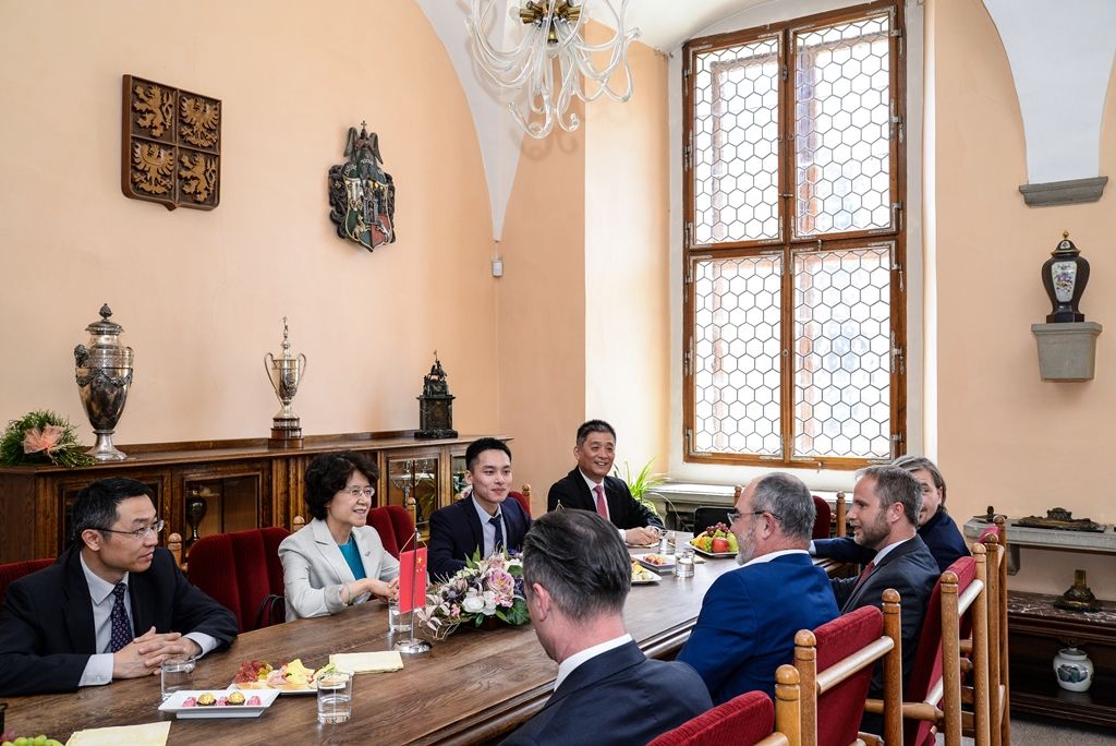 Setkání primátora s čínskou velvyslankyní (foto: M. Pecuch, 29.5.2017)