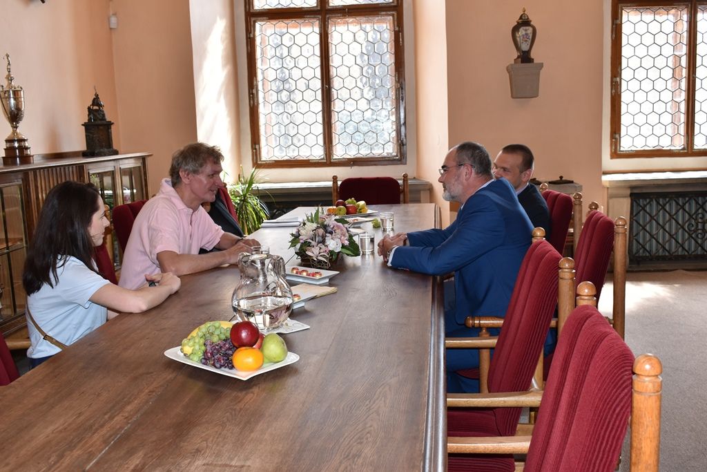 Fotograf Jan Šibík vystavuje v mázhauzu plzeňské radnice (foto: A. Jarošová, 31.5.2017)