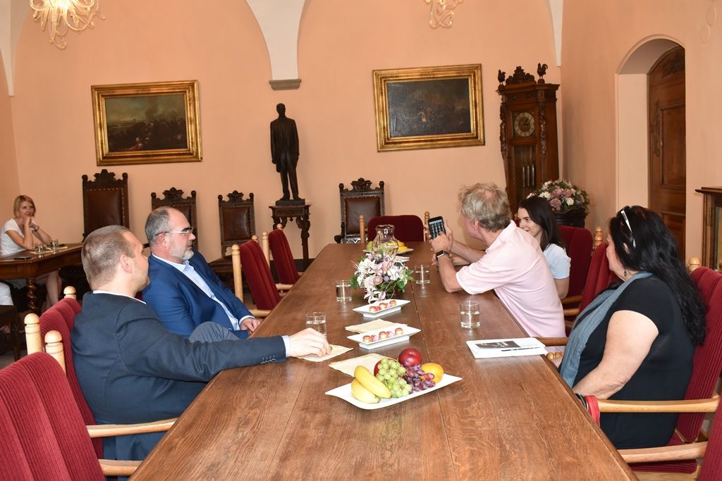 Fotograf Jan Šibík vystavuje v mázhauzu plzeňské radnice (foto: A. Jarošová, 31.5.2017)