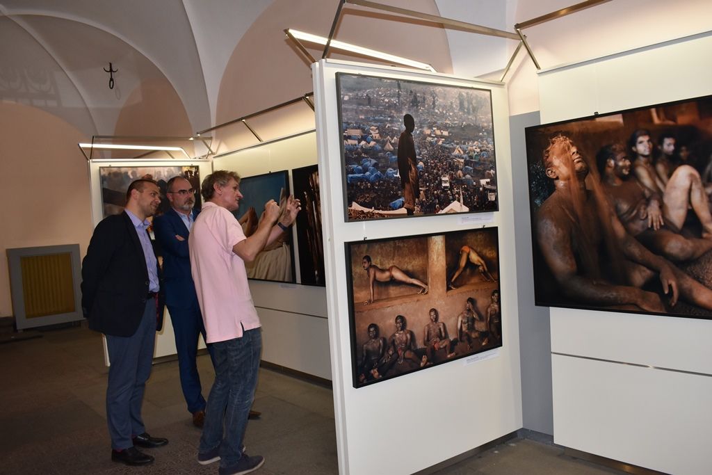 Fotograf Jan Šibík vystavuje v mázhauzu plzeňské radnice (foto: A. Jarošová, 31.5.2017)