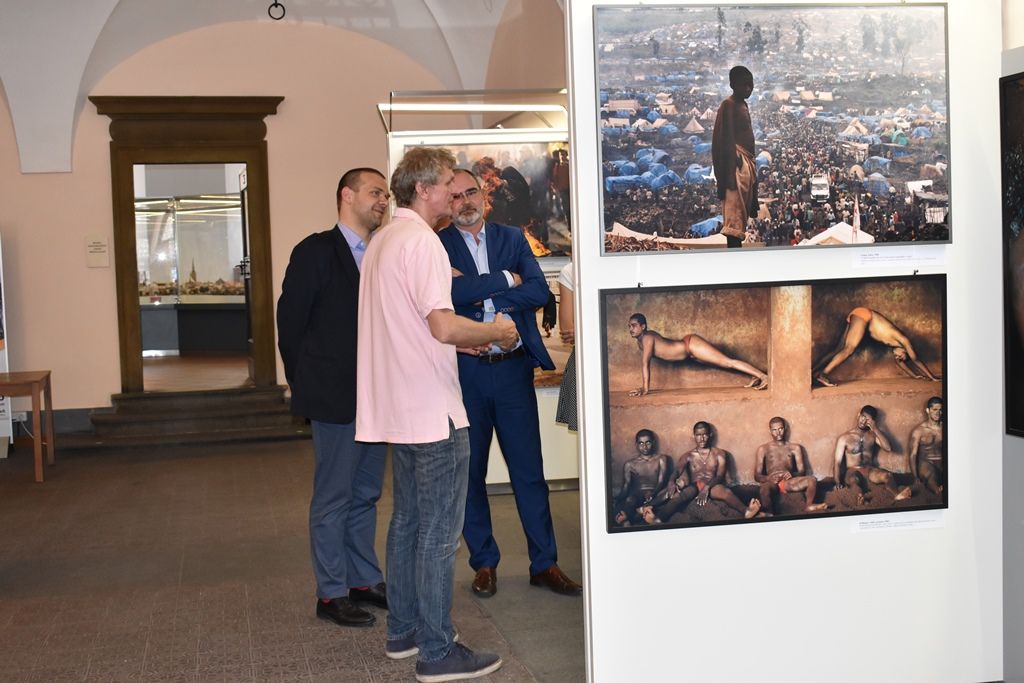Fotograf Jan Šibík vystavuje v mázhauzu plzeňské radnice (foto: A. Jarošová, 31.5.2017)