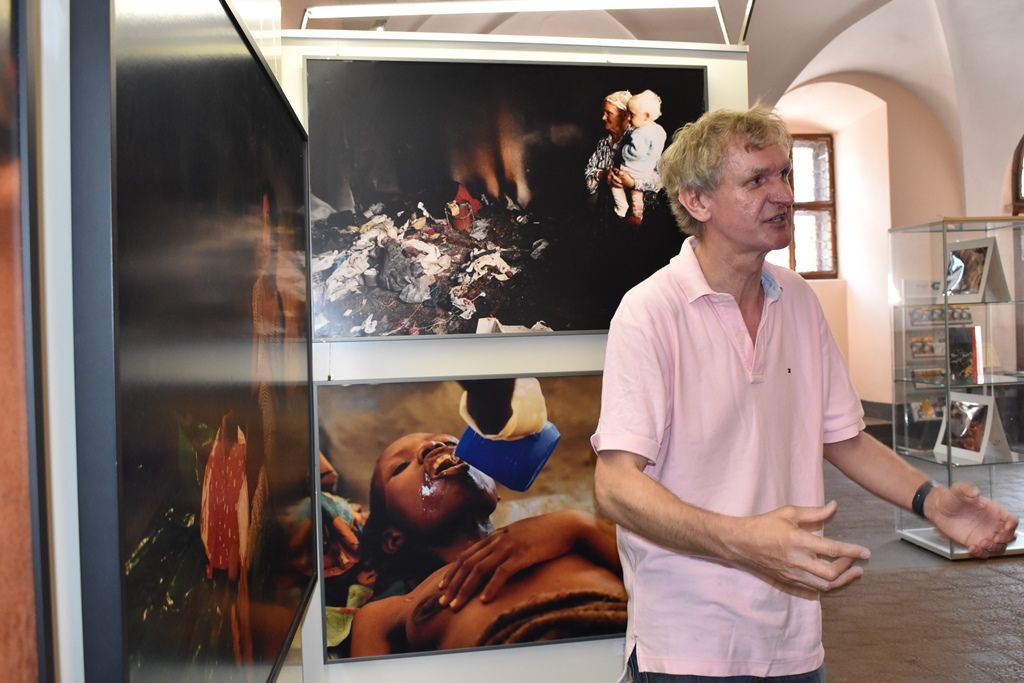 Fotograf Jan Šibík vystavuje v mázhauzu plzeňské radnice (foto: A. Jarošová, 31.5.2017)