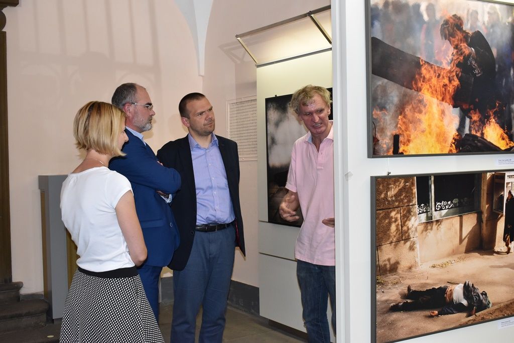 Fotograf Jan Šibík vystavuje v mázhauzu plzeňské radnice (foto: A. Jarošová, 31.5.2017)