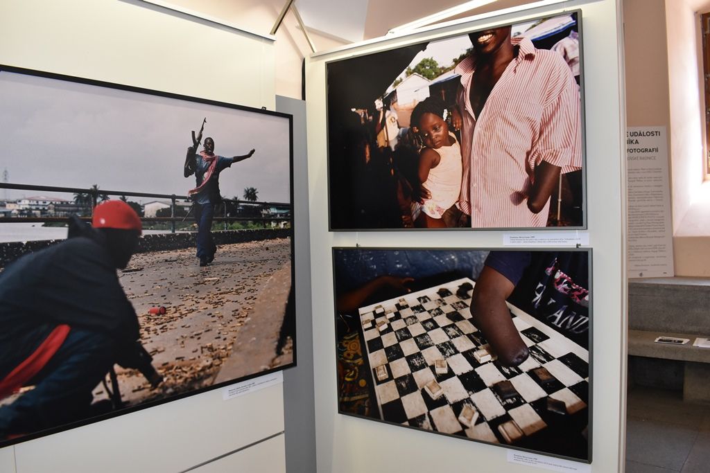 Fotograf Jan Šibík vystavuje v mázhauzu plzeňské radnice (foto: A. Jarošová, 31.5.2017)