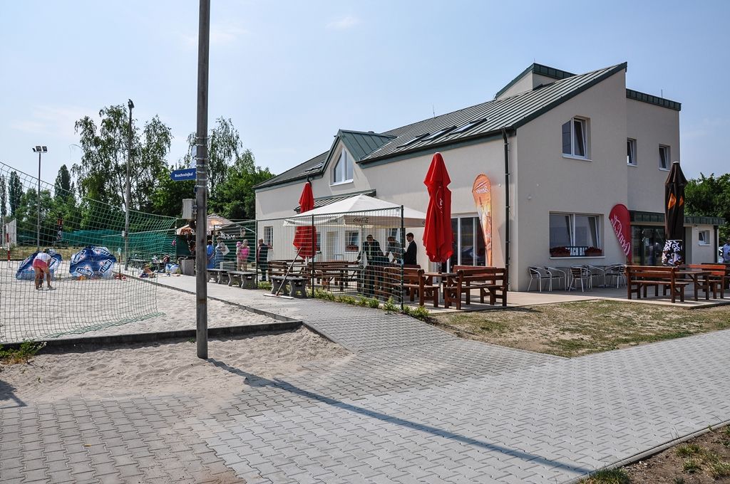 Nové šatny a zázemí u beach volejbalových kurtů na Lokomotivě Plzeň
