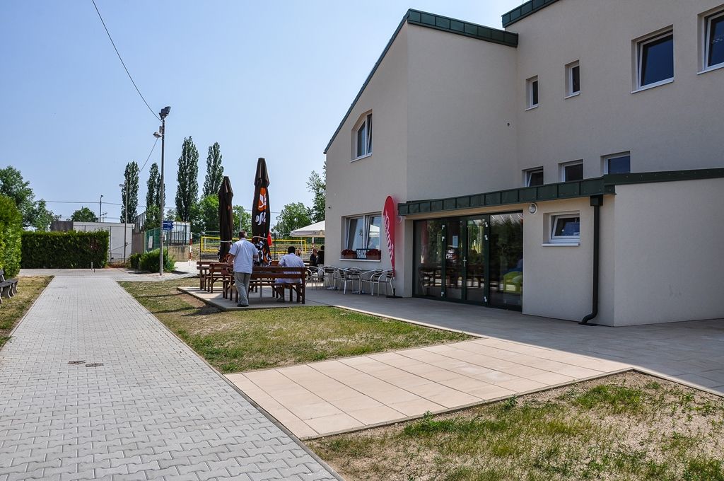 Nové šatny a zázemí u beach volejbalových kurtů na Lokomotivě Plzeň (foto: M. Pecuch, 21.6.2017)