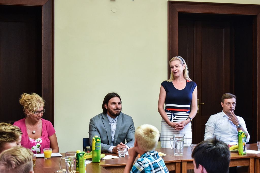 Úspěšné mladé fotbalisty z 33. základní školy Plzeň přijali zástupci města (foto: A. Jarošová, 21.6.2017)
