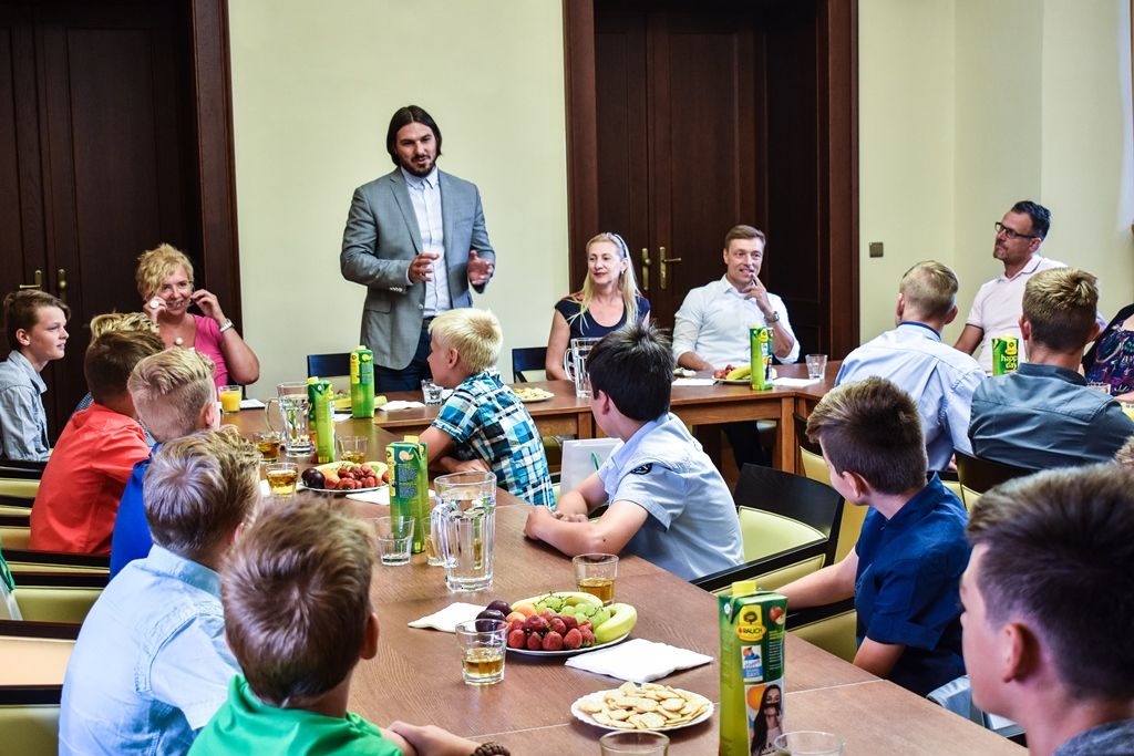 Úspěšné mladé fotbalisty z 33. základní školy Plzeň přijali zástupci města