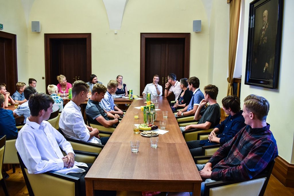 Úspěšné mladé fotbalisty z 33. základní školy Plzeň přijali zástupci města (foto: A. Jarošová, 21.6.2017)