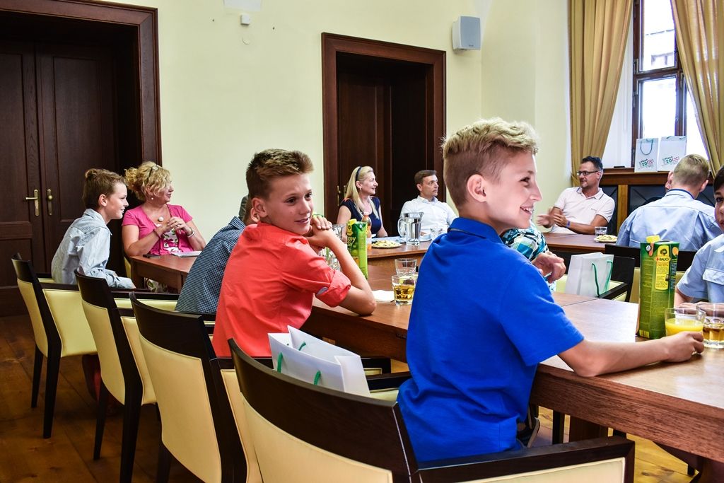 Úspěšné mladé fotbalisty z 33. základní školy Plzeň přijali zástupci města (foto: A. Jarošová, 21.6.2017)