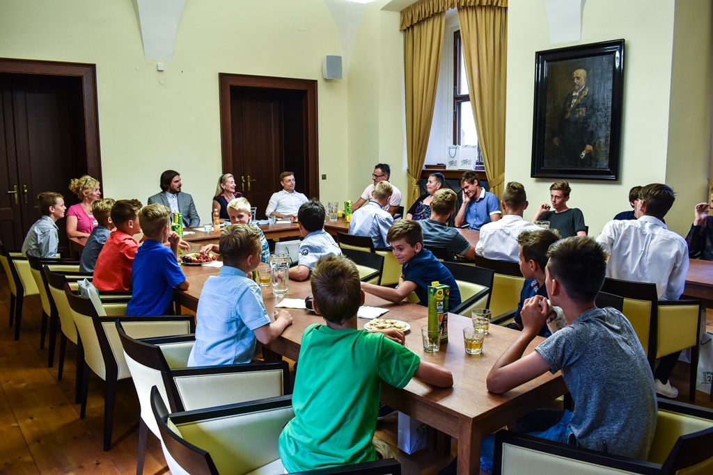 Úspěšné mladé fotbalisty z 33. základní školy Plzeň přijali zástupci města (foto: A. Jarošová, 21.6.2017)