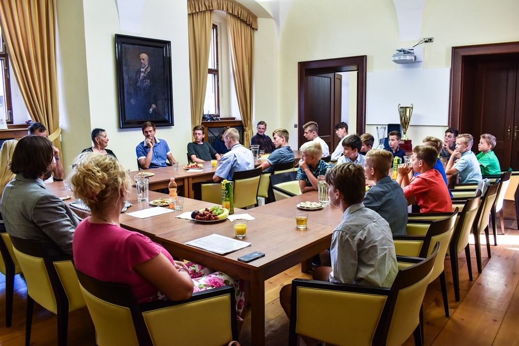 Úspěšné mladé fotbalisty z 33. základní školy Plzeň přijali zástupci města (foto: A. Jarošová, 21.6.2017)