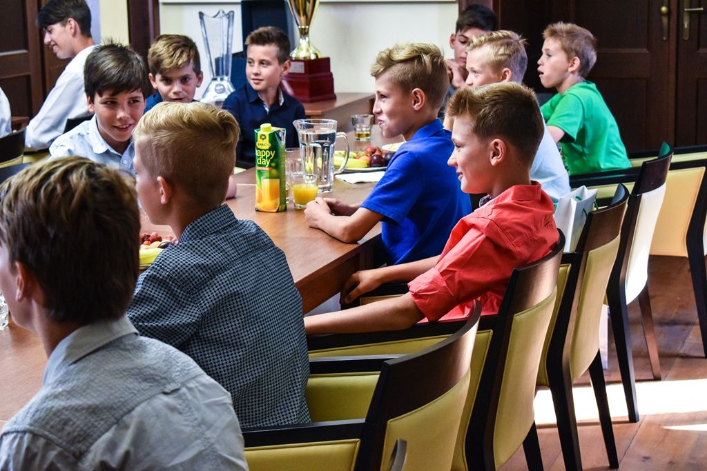 Úspěšné mladé fotbalisty z 33. základní školy Plzeň přijali zástupci města (foto: A. Jarošová, 21.6.2017)