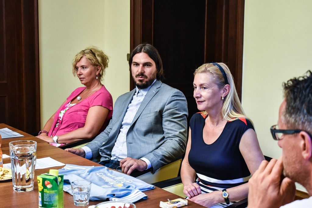 Úspěšné mladé fotbalisty z 33. základní školy Plzeň přijali zástupci města (foto: A. Jarošová, 21.6.2017)