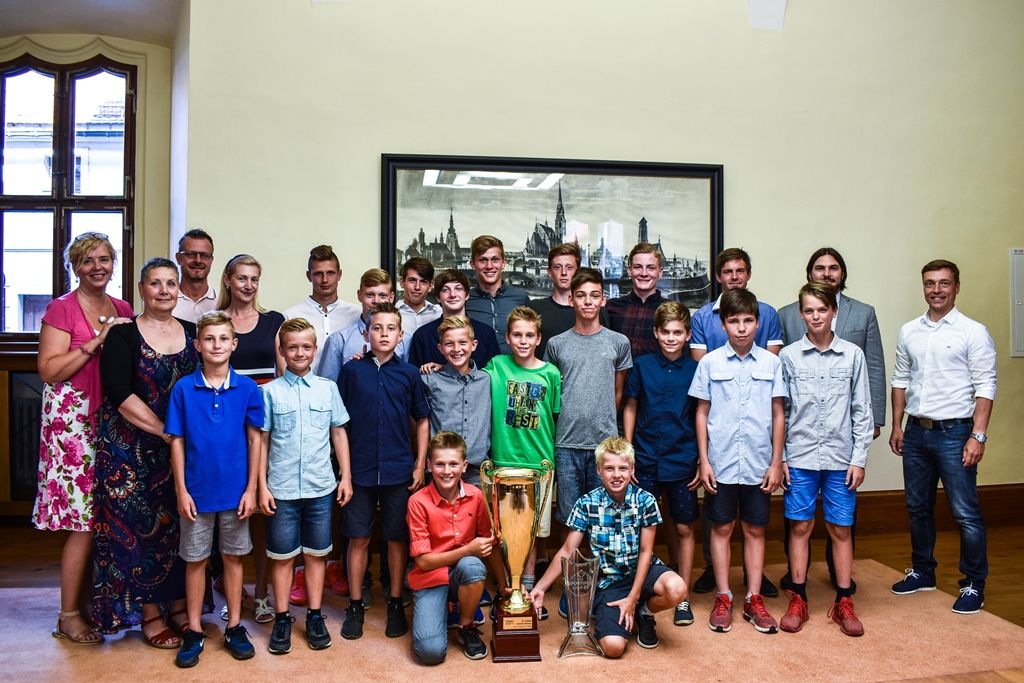 Úspěšné mladé fotbalisty z 33. základní školy Plzeň přijali zástupci města (foto: A. Jarošová, 21.6.2017)