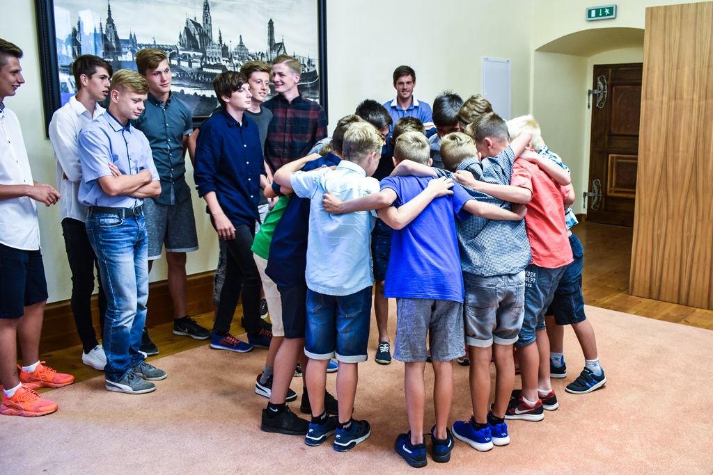 Úspěšné mladé fotbalisty z 33. základní školy Plzeň přijali zástupci města (foto: A. Jarošová, 21.6.2017)