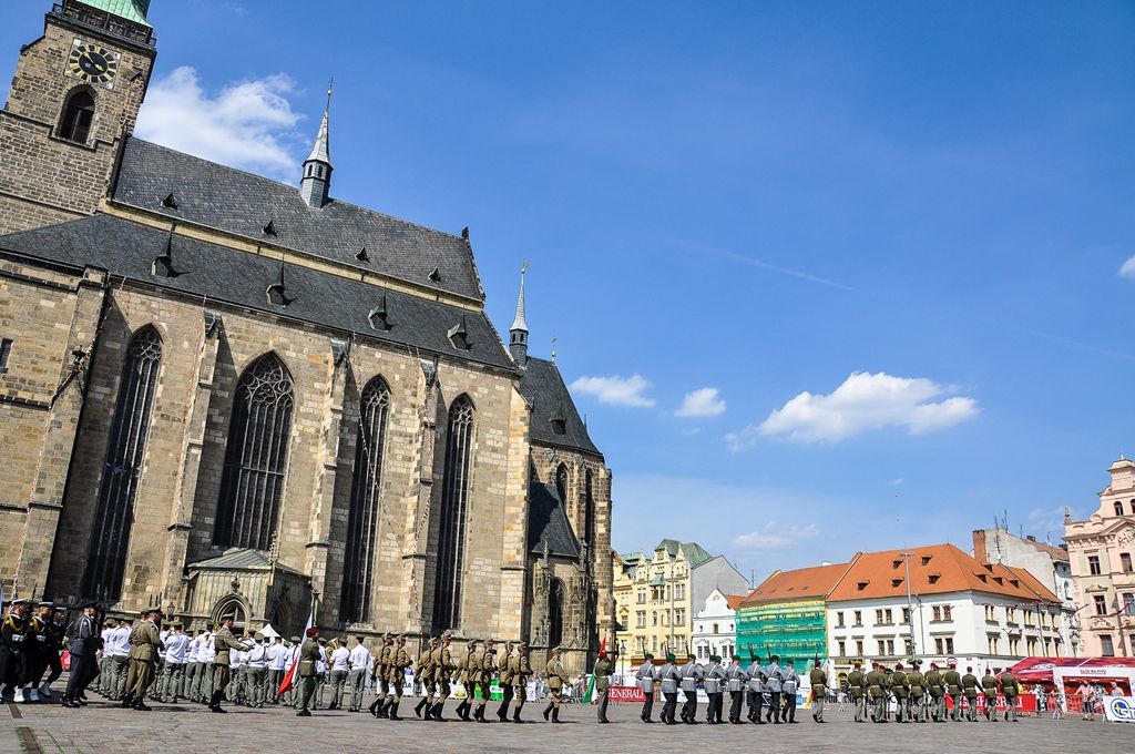 Plzeň poprvé zažila exhibiční přehlídku čestných stráží středoevropského regionu (foto: M. Pecuch, 22.6.2017)