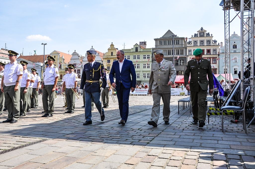 Plzeň poprvé zažila exhibiční přehlídku čestných stráží středoevropského regionu (foto: M. Pecuch, 22.6.2017)