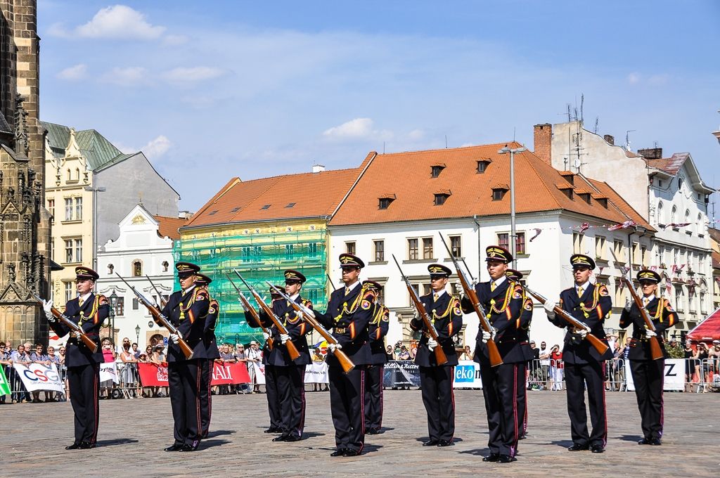 Plzeň poprvé zažila exhibiční přehlídku čestných stráží středoevropského regionu (foto: M. Pecuch, 22.6.2017)