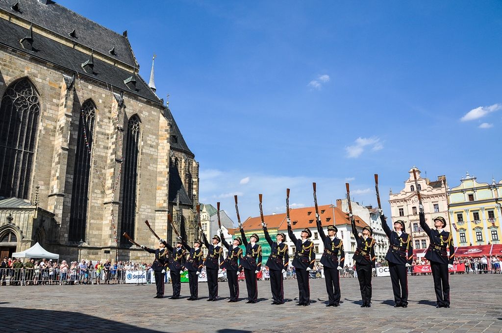 Plzeň poprvé zažila exhibiční přehlídku čestných stráží středoevropského regionu