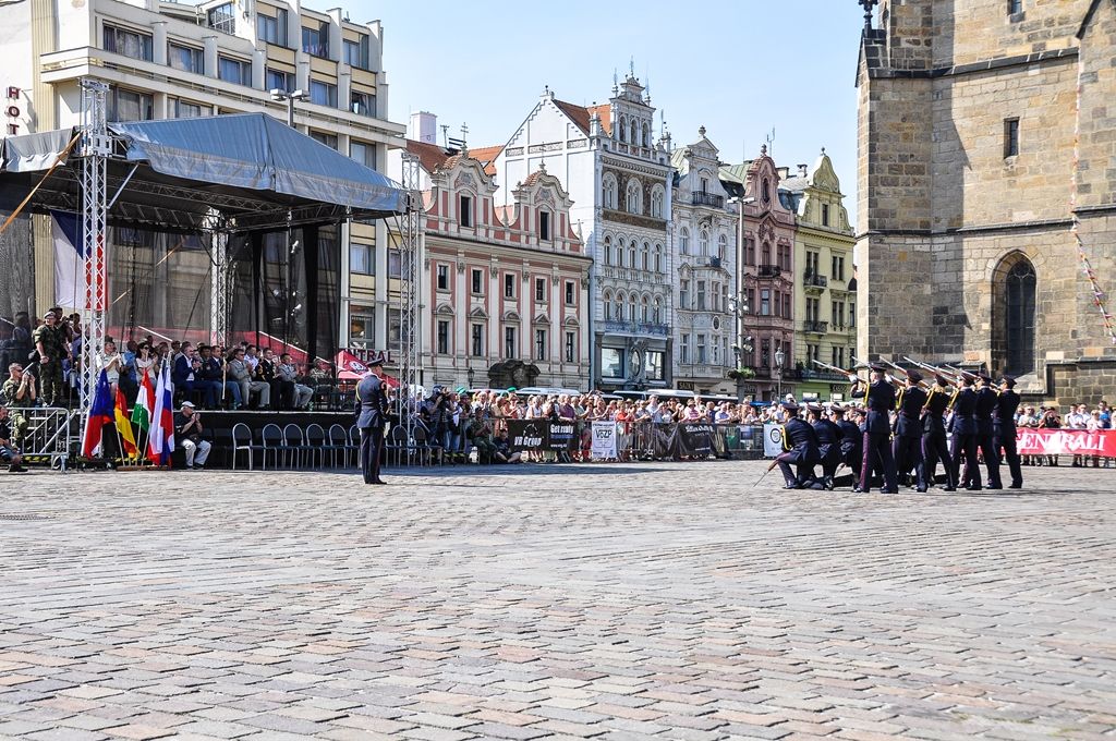 Plzeň poprvé zažila exhibiční přehlídku čestných stráží středoevropského regionu (foto: M. Pecuch, 22.6.2017)