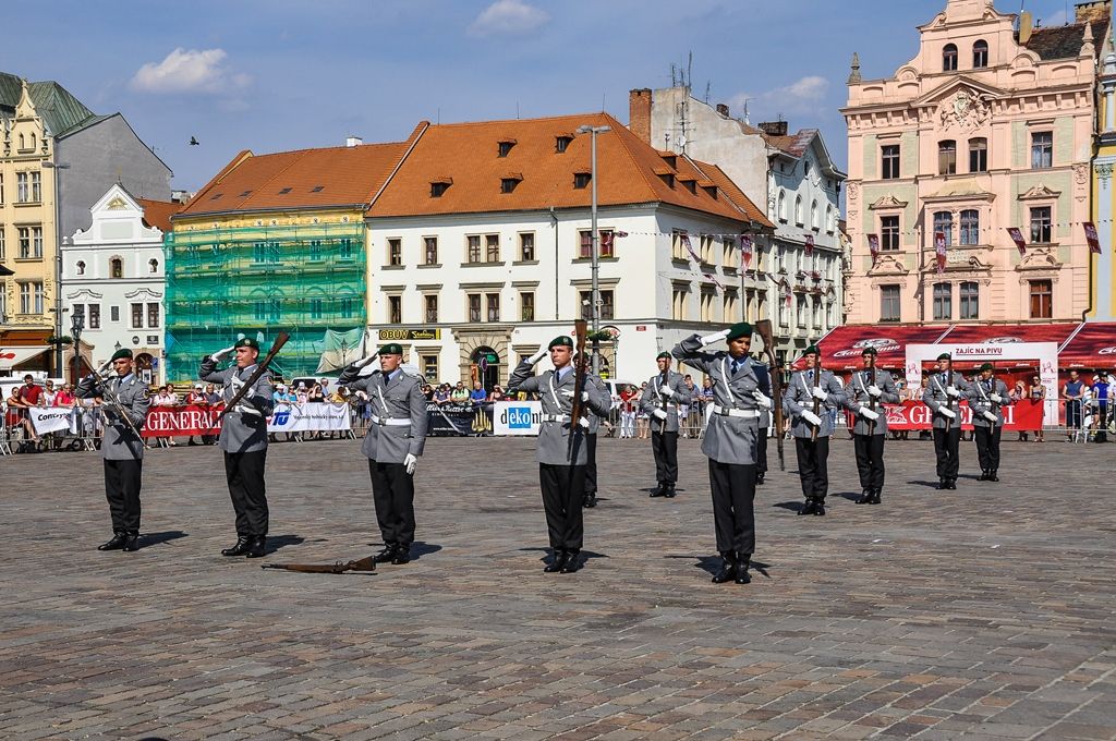 Plzeň poprvé zažila exhibiční přehlídku čestných stráží středoevropského regionu (foto: M. Pecuch, 22.6.2017)