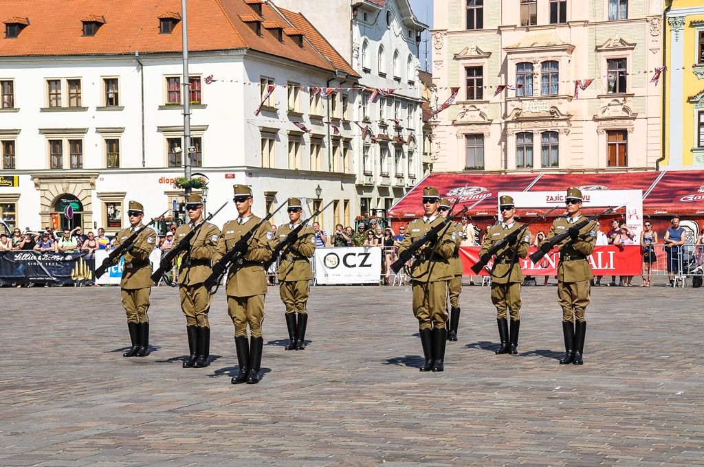 Plzeň poprvé zažila exhibiční přehlídku čestných stráží středoevropského regionu (foto: M. Pecuch, 22.6.2017)