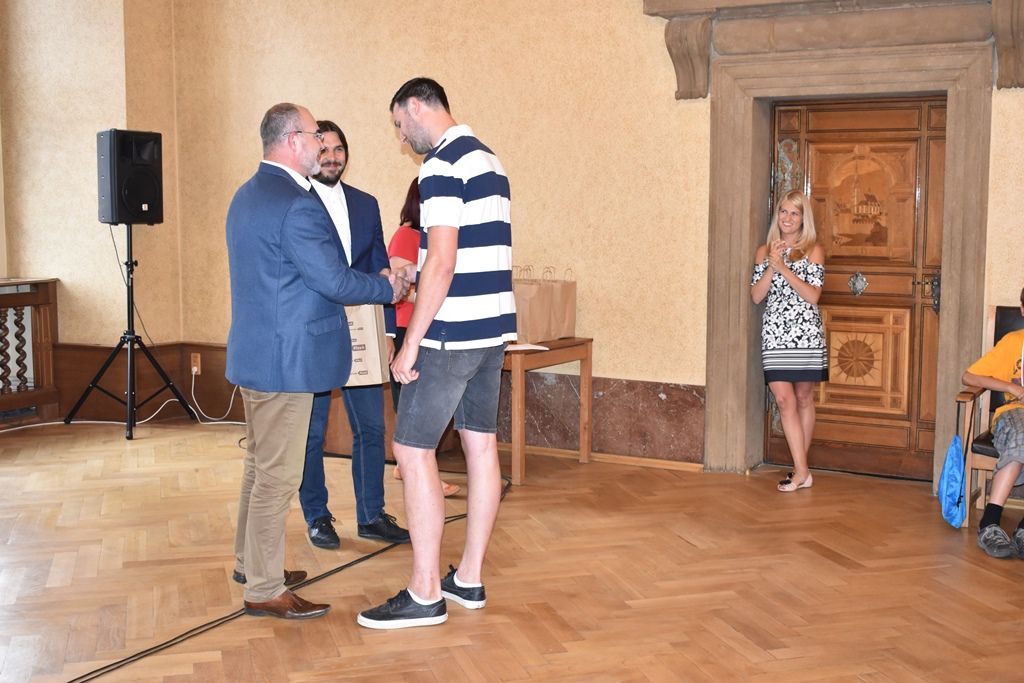 Úspěšné mladé sportovce přijali na radnici zástupci města Plzně (foto: A. Jarošová, 27.6.2017)